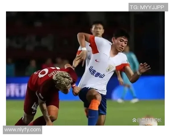 足球巨星泪洒赛场瞬间背后的故事与情感表达