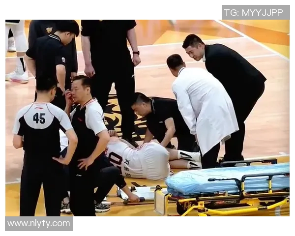 足球明星因比赛中肘击动作引发巨大争议裁判判罚与舆论热议不断